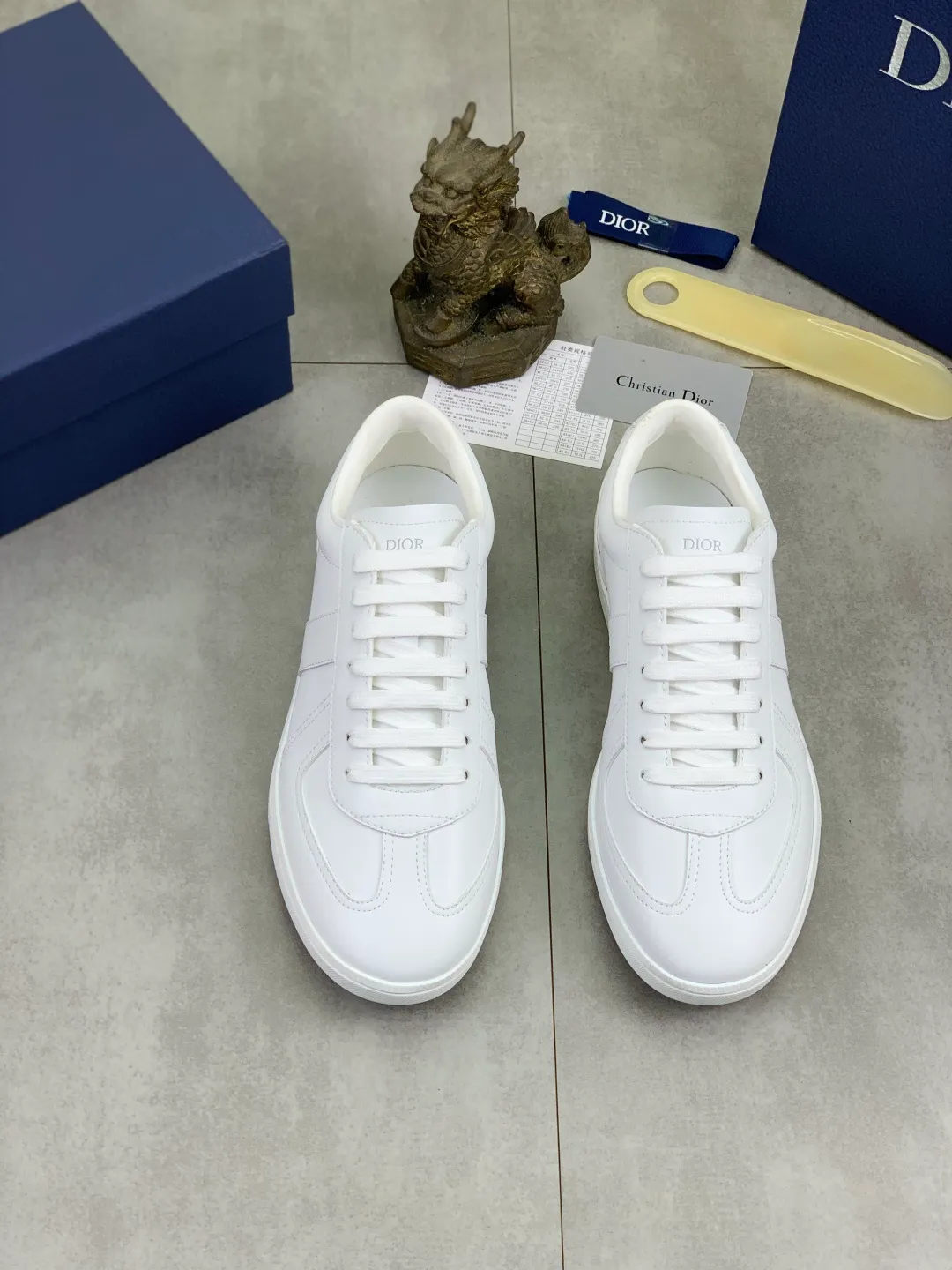 Men's shoes 💰P360 New Dior B01 moral training shoes, white first-layer cowhide, original molded outsole. New to the fall collection, this sneaker marks the return of a Dior classic, reinterpreted in a stylish and elegant silhouette. Crafted from white smooth first-grain cowhide with a tonal silk sheepskin lining, it features the Dior logo on the tongue and inner sides, and a CD icon on the heel. Paired with Tpu anti-slip soles of the same color, it can be matched with various styles to create a sophisticated look.  Code number: 38-44